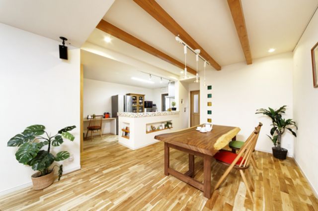 無垢の床やカラフルな色づかいで、集いが楽しいカフェ風のLDKに。