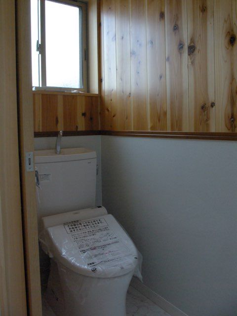 【トイレのリフォーム】タイル張りの既設トイレを板張りとお掃除のし易い壁にこだわり、リフォームしました。