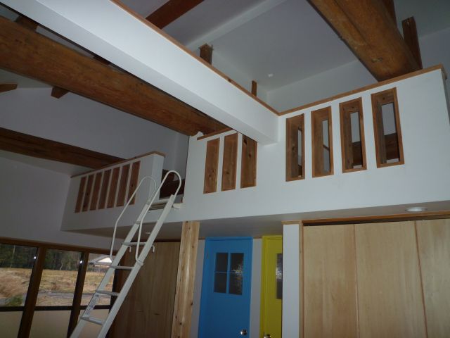 二人のお子様の部屋です。平屋の天井を取り除き、天井裏のスペースを利用してロフトを作りました。将来的には、青色の扉と黄色の扉の間に仕切りの壁を新たに取り付け、二部屋に分けられるよう施工しました。