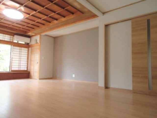築約100年の日本家屋の和室を洋室に変更しました。今までの和の雰囲気を残しつつ現代の生活に適した空間になりました。