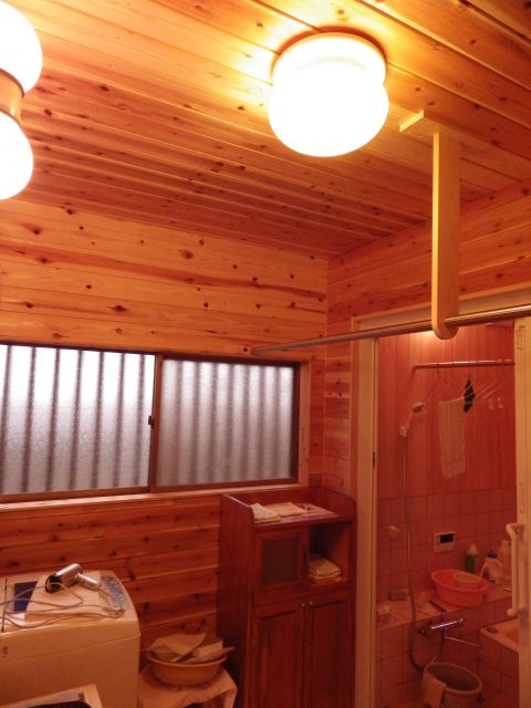 湿気が多くカビや洗濯物が乾きにくい不衛生な洗面室から、杉の無垢板張りに張り替えることで、カラっと乾きやすい清潔感のある室内に生まれ変わります。本物の無垢の多孔質性はスゴイものです。