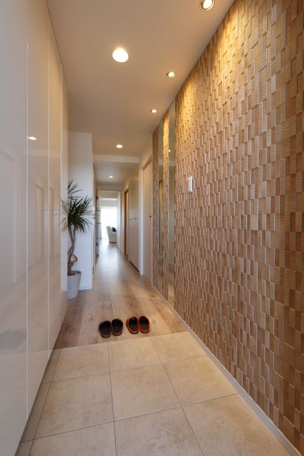 バリアフリーを意識したフラットな玄関に、壁面は除湿効果のあるエコカラットを採用。