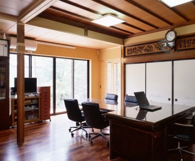 和室と広縁を一つにして広い洋室の事務所にしました。又、玄関からのアプローチも直接事務所に行けるようにしました。