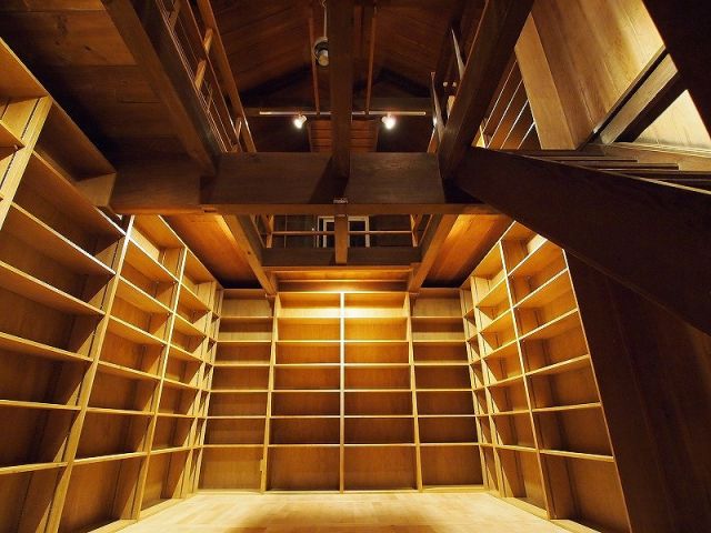 大正時代に建てられた蔵を生かし全面リフォームを行ないました。床には無垢のフローリングを使い、木のあたたかさを感じられる住まいとなっています。蔵には吹抜けの本棚を設置し、図書館の様な書庫となりました。