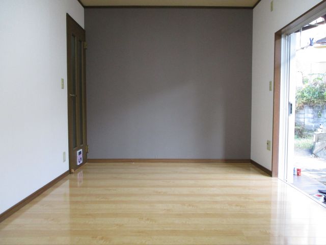 【リビングの床・天井・壁紙の張替え】真っ白だった壁に新たにグレーの壁紙を張りお部屋のアクセントに