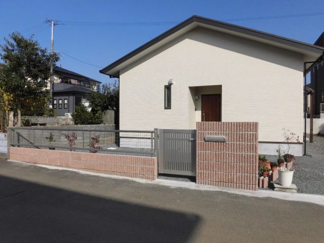 経年劣化した古いﾌﾞﾛｯｸが破損した為外構工事のやり替えですが、ご予算に合わせてさせて頂きました。