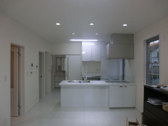 リビングと台所を一室のLDKに作り替えキッチンw対面キッチンにして広く見せる為清潔感のある白色を基調としました。