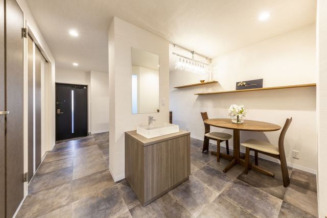 小さな部屋をいくつか結合することで部屋全体が明るく生まれ変わりました。洗面も空間と調和するようにオリジナルデザインで製作。
