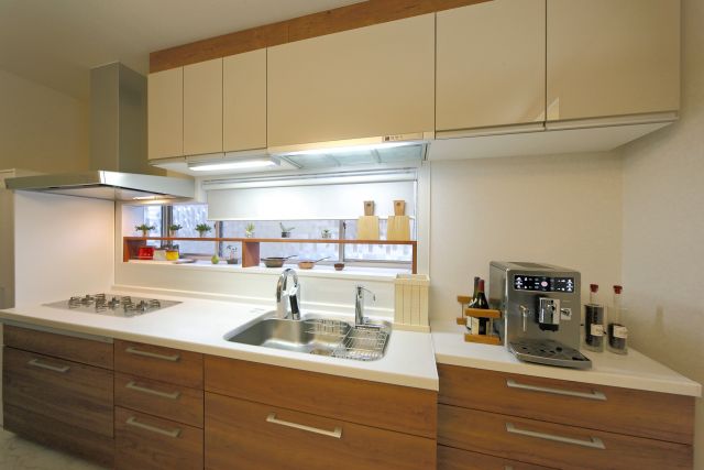 白と木目調のコントラストが明るく、広々としたキッチンです！