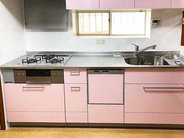 キッチンリフォーム／白からかわいいピンクになりました。調理する場所も少し広くなり、食洗器もついていますので、家事が楽しくなりそうです。