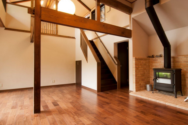 薪ストーブを囲む寛ぎの空間は和室2間をリフォーム。床の間が薪ストーブ設置場所に。