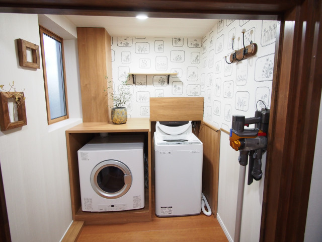 【新潟市中央区ランドリールーム事例】 洗濯機の上は折りたたみ式のカウンター なので洗濯物の出し入れも簡単。 そこで洗濯物もたためるからこの部屋で すべて完結でき便利です。