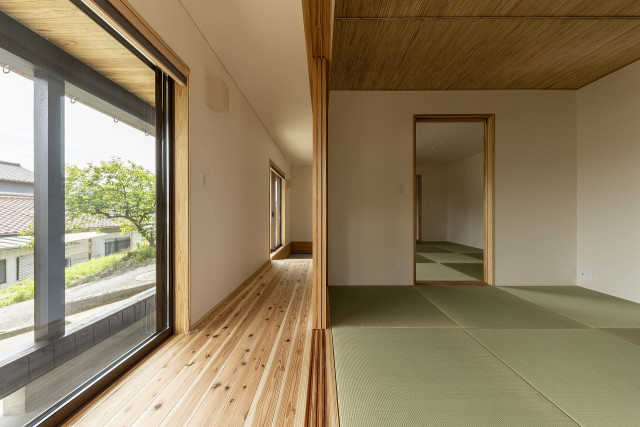 南側の押し入れを取り払って外縁とし、夏の日射遮蔽を作り、内には縁側と茶の間を配置。涼しく、くつろげる居間にしました。