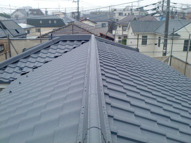 日本瓦からFRP製の天平に葺替えました。葺き上がりは日本瓦のような外観で重量は葺替え前に比べて2割以下になりました。葺替え前の雰囲気そのままで、重厚ながら地震に強い屋根に変わりました。