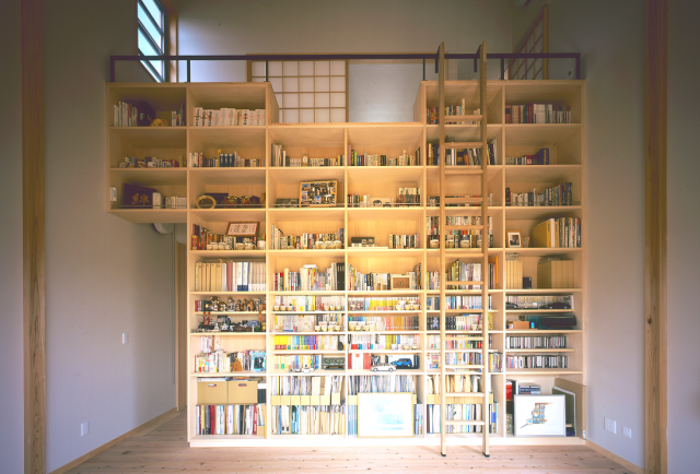 【造作家具で憧れを実現】広い興味と造詣をお持ちのご主人念願の本棚兼飾り棚は、「マイフェアレディ、ヒギンズ博士の書斎」モダンデザイン版です。地震対策も施してあります。
