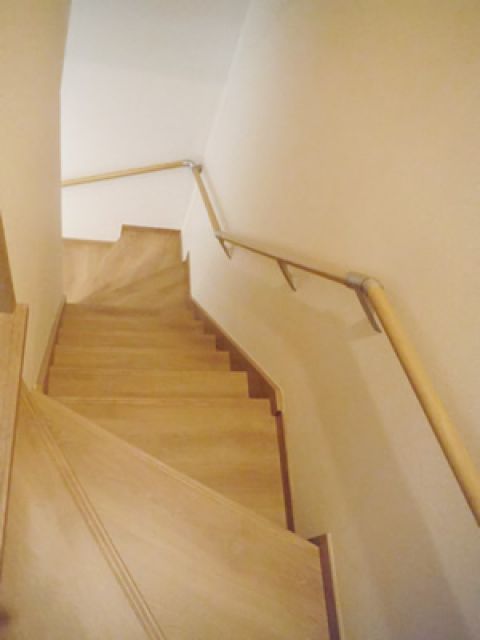 当初の階段は傾斜が急で上り下りも大変でしたが、今回階段を架け替え、踏面と蹴上を変更し傾斜をゆるやかにしました所、部屋から部屋への移動も楽になりました。