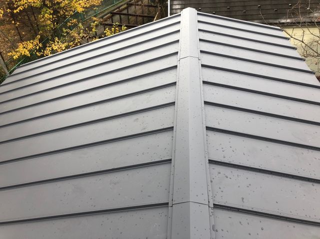 立平葺きの金属屋根も多数施工しています。勾配が緩い屋根でも施工可能で、安い工事費用で屋根のリフォームができます。