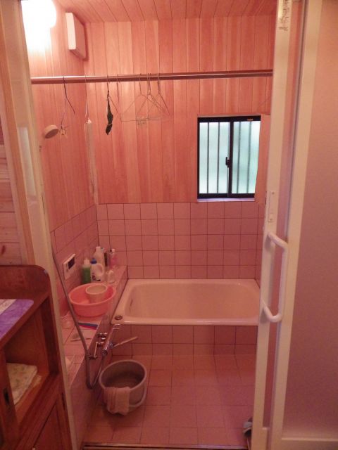 浴室を丸ごと桧無垢と床は冷たくならないサーモタイルで改修しました。とても良く乾く浴室でハンガーパイプも大活躍です。