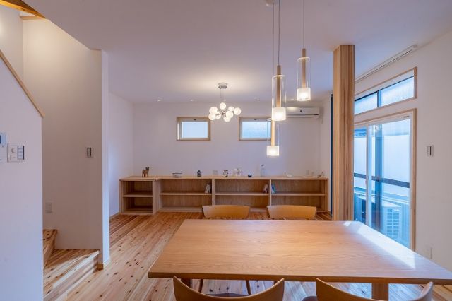 京都市左京区下鴨の借家として使われた木造住宅をご本人の住まいに変えるリフォーム。広々としたLDKと 、2Fの寝室が開放的なり、のびのびゆったりここちよさを感じておられるでしょう。