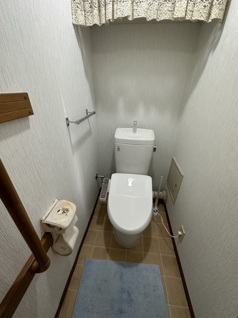 トイレと内装をリフォームしました。トイレはウォシュレット付きで壁はシンプルな白のクロス、床は茶色のブロック調のCFにて施工しました。特別凝ってはいませんが、全体的に清潔感のあるトイレに仕上がりました。