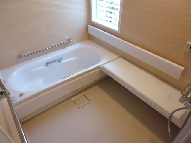 建築後１６年以上で昔ながらの古い住宅の風呂をユニットバスにリフォームしました。洗い場も広々していてお孫さんとの御風呂が楽しみになったとのお言葉を頂きました。