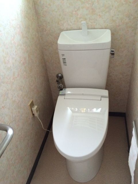 トイレ取替に伴って、トイレ幅を拡張し、タンクレストイレを取り付けました。