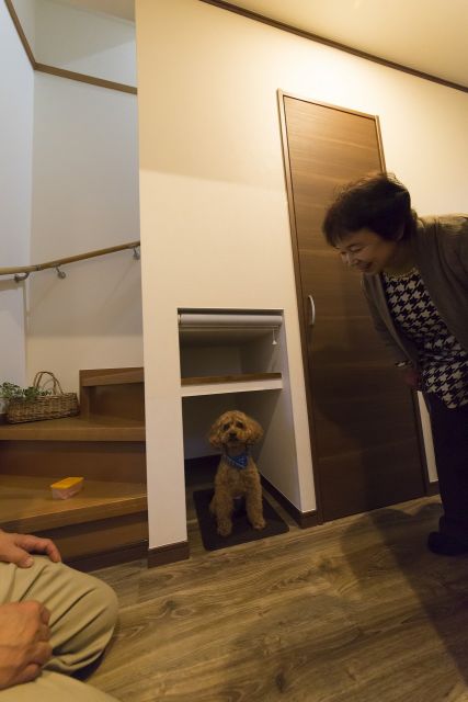 愛犬とご夫婦が暖かく暮らせるペットリフォーム。階段下スペースを利用してワンちゃん専用のトイレ空間をつくり、換気扇や消臭クロスを使うことで、悩みのニオイを解消しました。