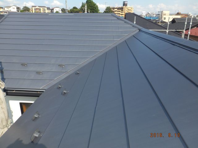 既存の屋根材がノンアスベストの材料だった為、カバー工法で金属屋根を施工しました。