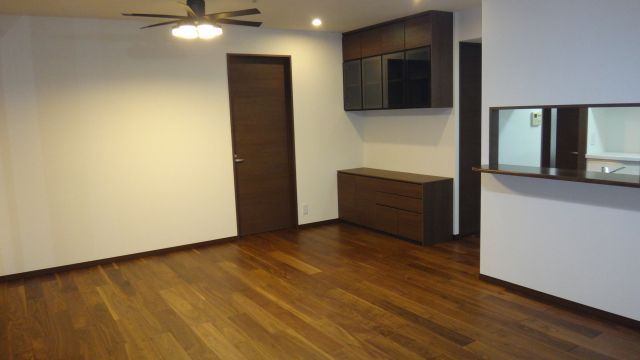 マンションスケルトンリフォーム：マンションの場合は内部がすべてオープンにできるため、一から好きな間取りが可能に。好みのテイストで全体をまとめることで雰囲気が一新して見ちがえる空間を実現しました。