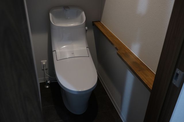 使い易さの多機能トイレと造作カウンターでおしゃれなおトイレに