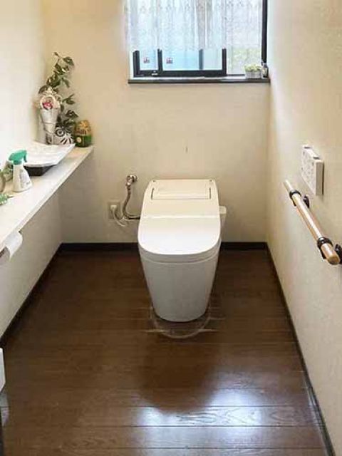 トイレリフォーム／最新式のトイレを設置。手すりも付けて安心・安全なトイレルームになりました。