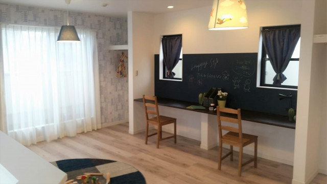 子供たちが自由に落書き出来る黒板を壁面に！