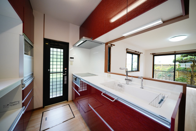 中古戸建をご購入されてフルリフォームのU様邸。鮮やかなレッドのキッチンが広いLDKを華やかにします。家電収納も充実しているので安心プラン。床暖房も完備したので冬も安心です。