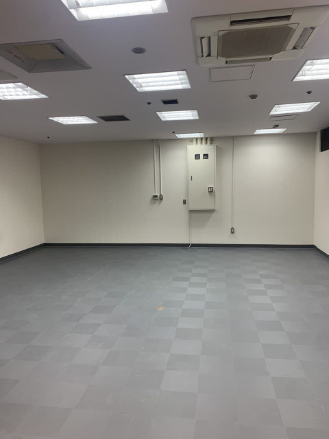 ショッピングセンターの店舗改修工事をしました。スケルトンから低予算で原状回復。どんなご要望でもお応えします。おしゃれな店舗からフォーマルなオフィスまで何でもできます。