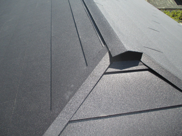 痛んでいた屋根の上からカバー工法による金属屋根ガルテクトを葺きました。