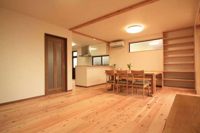 3室をつなげてLDKを作りました。当初は耐震を心配されていらっしゃいましたが、担当者が耐震診断の結果と補強提案をもとに丁寧に説明をして、ご安心の上で壁の撤去をするリフォームを決断されました。
