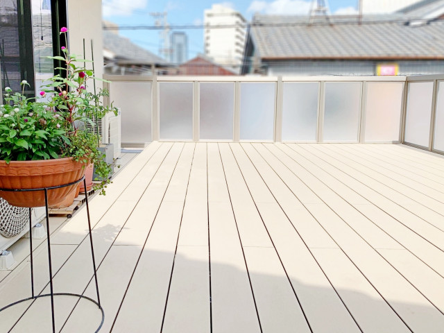 バルコニーのリフォームです。開放的でとても明るくなりました。リビングからの眺めもとてもお気に入り!