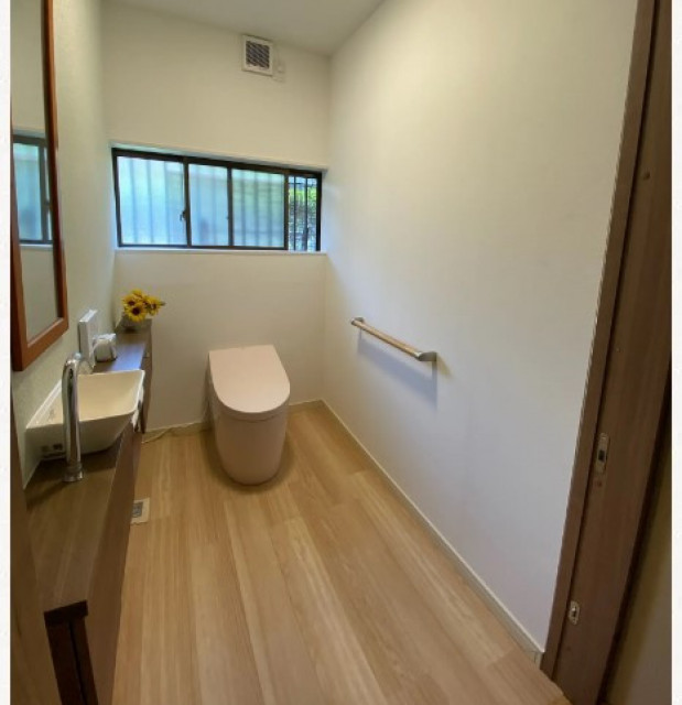 トイレを広くリフォームをしたいとご相談を頂きました。もともとは小便器、洗面も一部屋になっているトイレとなっておりましたが撤去し、将来の介護のことも考えて車椅子でも入りやすくリフォームしました。