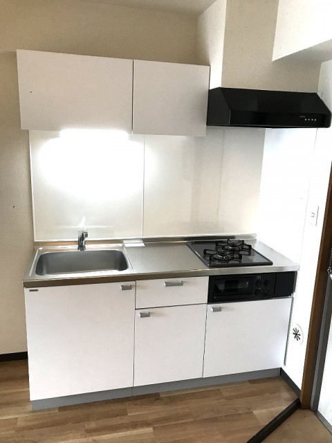 賃貸アパートにてキッチンを改修しました。以前はガスコンロが置き型のタイプでしたが、ビルトインと呼ばれるシステムキッチンを採用しました。コンパクトながらもとても利便性のよいキッチンになりました。