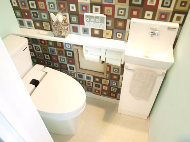 和式トイレを洋式トイレへリフォームしました。個性的なデザインの壁紙をアクセントに取り入れることで、すっかりイメージが変わりました。