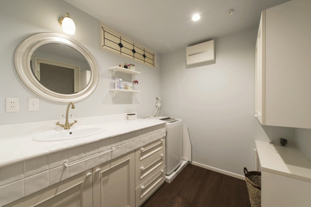 収納扉のデザインやタイルもひとつひとつセレクトしてオリジナル洗面化粧台。