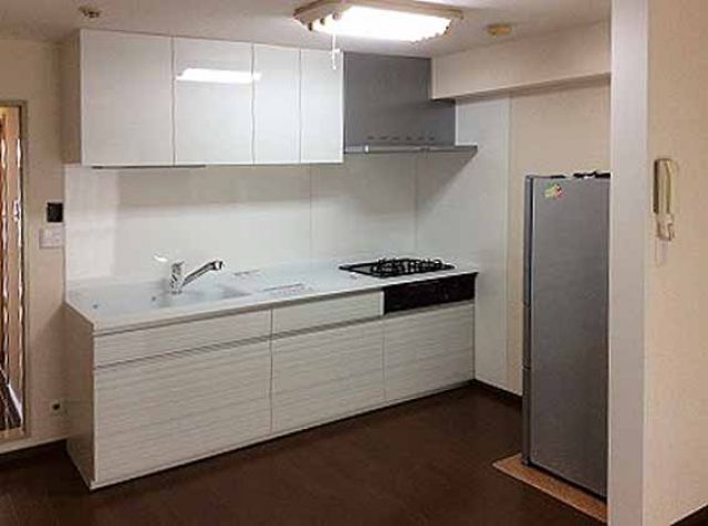 キッチンリビング改修工事／調理・食洗スペースを広く取りたいお客様のご希望がありました。キッチンリビングの壁紙・天井・床も一緒に工事を行い、新しい空間になったことでお客様に大変喜んで頂きました。