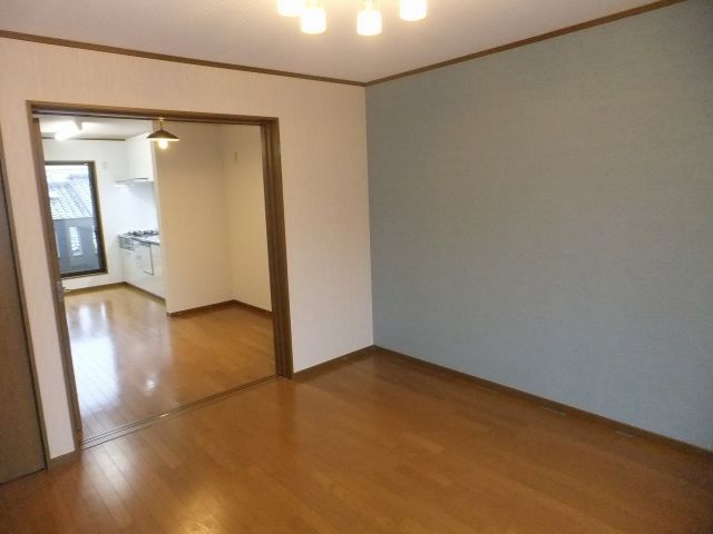 リビングのメイン壁面をアクセントクロスで際立たせました