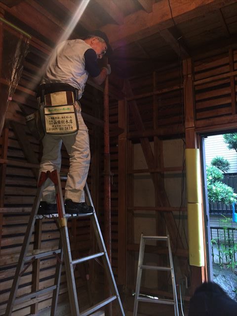 越谷市にて行いました築35年木造二階建て住宅の耐震補強工事の様子です。一部補助金を利用して耐震診断を行い、耐震上の弱点を確認。屋根の瓦を軽量化すると共に耐力壁をバランスよく配置し安心して住める建物へ。