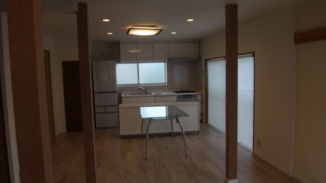 木造全面改修リフォーム：柱を残して壁を撤去し、耐震補強をおこないました。実際の面積は変わらないのに、広くなったように感じられるリフォームです。
