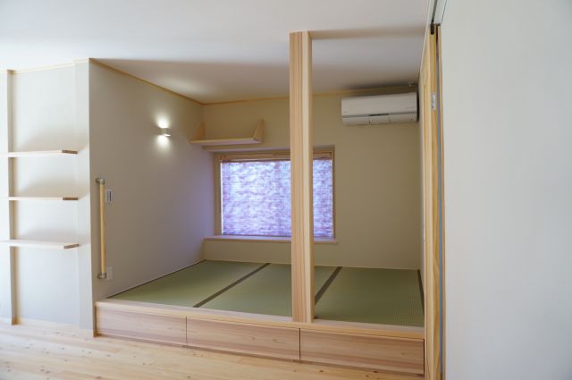 【熊本市北区】小上がりの和室。ちょっと腰掛けたり、お昼寝したりするのにちょうどいい。もちろん、畳下は引き出し収納なのでお部屋もすっきり。