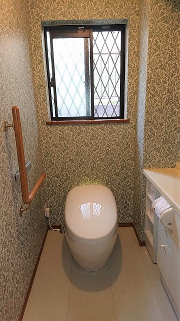 全面の壁に施されたウィリアムモリスの壁紙が素敵なT様邸トイレ。奥様専用のトイレに選ばれたのは優美な曲線の佇まいが美しいTOTOのネオレストNX。きれい除菌水も搭載されて美しさを守ってくれます。