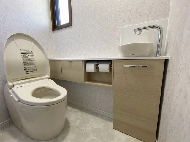 節水タイプのトイレを採用。介護の事を考え少し広めのトイレにすることも可能です。