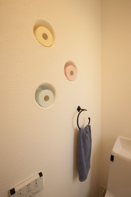 【壁リフォーム】トイレの壁を調湿消臭機能に優れた漆喰塗りにしました。トイレットペーパー専用ニッチで、日用品も収納もインテリアに大変身！