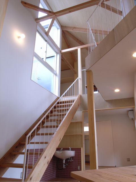 ２階廊下の壁をなくし、広さを強調した吹き抜けの開放的な階段です。
